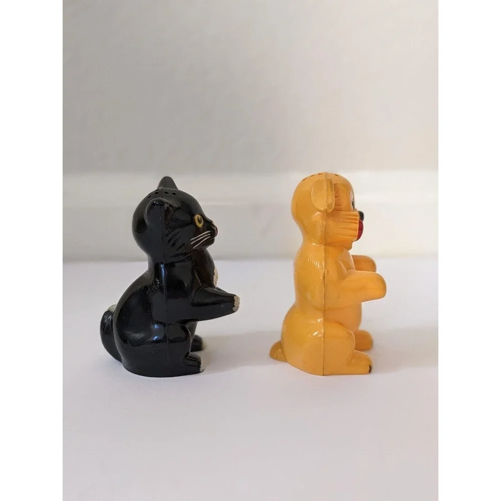 Cute Vintage Cat & Dog Plastic Salt &‎ Pepper Shakers by F & F Mold Dayton Ohio